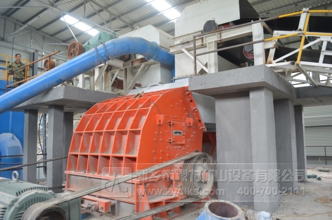 中譽鼎力重型錘式破碎機生產現場